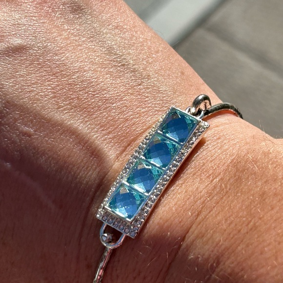 5/$25 aquamarine Elegant Silver and Blue Bracelet 6 inch 💙 - Picture 1 of 6